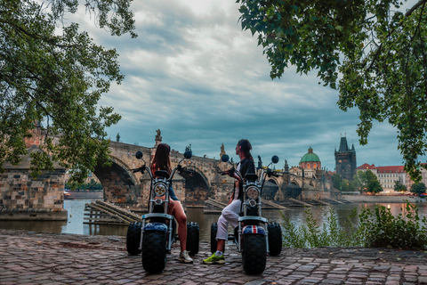 Praga: Passeio turístico guiado em um triciclo elétrico2,5 horas: 2 pessoas em 1 triciclo