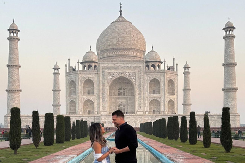 Desde Delhi: excursión de 1 día en tren al Taj Mahal y AgraTren de segunda clase (tour todo incluido)