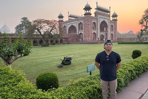 From Delhi: Luxury 9-Day Golden Triangle Tour of India Private Tour with 3-Star Accommodation & Return Flight