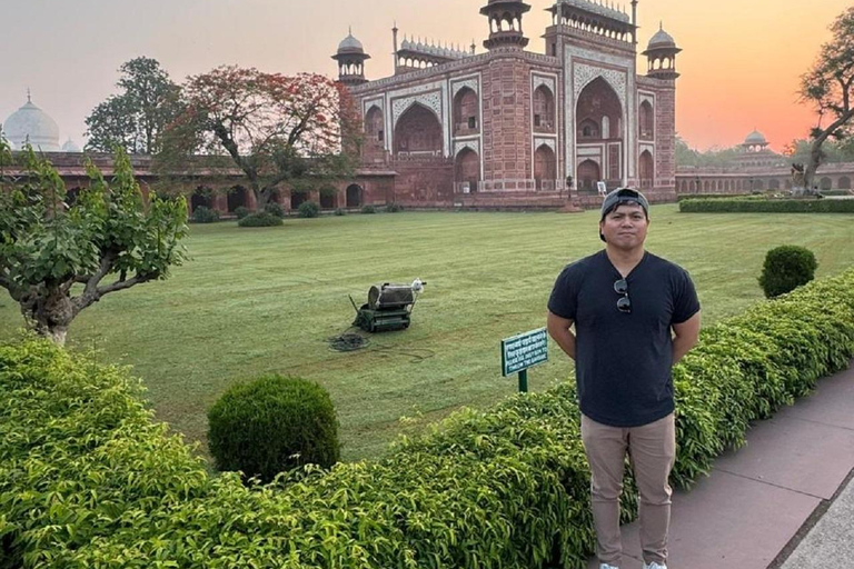 From Delhi: Luxury 9-Day Golden Triangle Tour of India Private Tour with 3-Star Accommodation & Return Flight