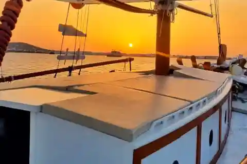 Paros: Passeio de barco ao pôr do sol com refrigerantes e vinho local