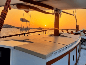 Paros: Sunset Boat Trip with Soft Drinks and Local Wine