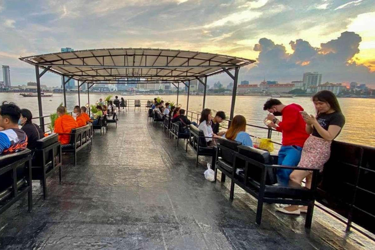 بنوم بنه: رحلة بحرية عند غروب الشمس مع البيرة والشواء