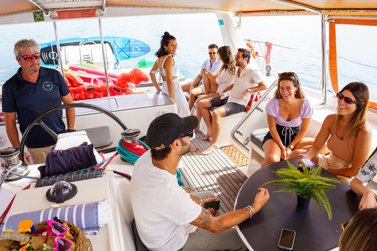 Barcelona: Catamaran cruise overdag of bij zonsondergang met drankjeZonsondergang: boottocht op een catamaran met een kleine groep