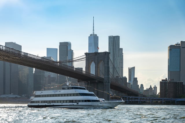 Depuis le New Jersey : Déjeuner ou dîner-croisière avec buffet dans la ville de New York