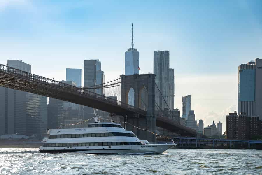 Von New Jersey aus: New York City Buffet Mittagessen oder Dinner Cruise. Foto: GetYourGuide