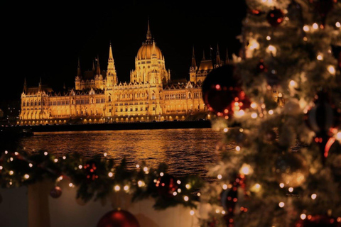 Budapeste: Cruzeiro pelo Mercado de Natal com 1 bebidaBudapeste: Cruzeiro pelo mercado de Natal com uma bebida de cortesia