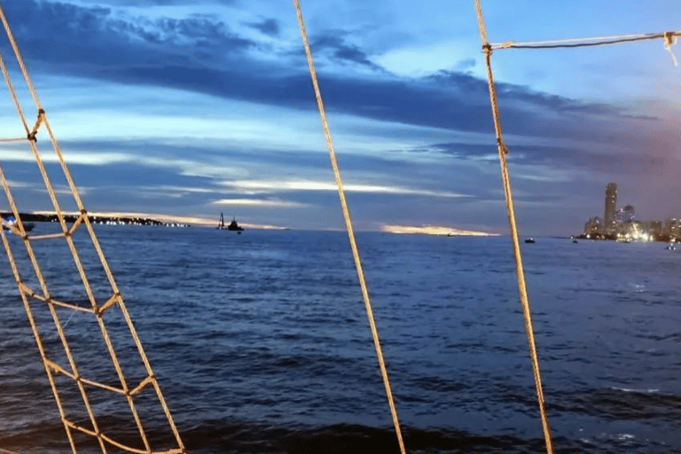 Atardecer por la bahía en Barco Phantom