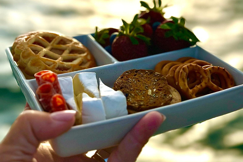 Costa Dorada: Crucero en velero al atardecer con comida y bebida incluidas