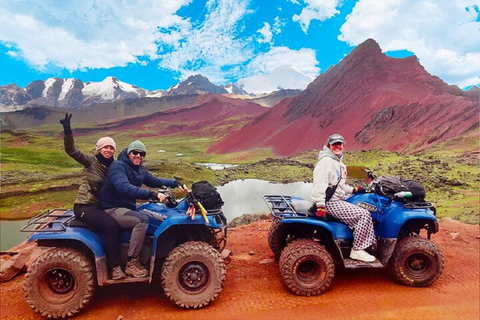 Depuis Cusco : Excursion en quad à la montagne de l&#039;arc-en-ciel et à la vallée rouge