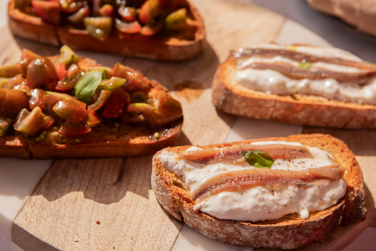 Prywatna degustacja wina z widokiem na Sagrada Familia i posiłkiem tapas