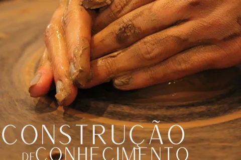 Aula de olaria com rodagem e construção manual