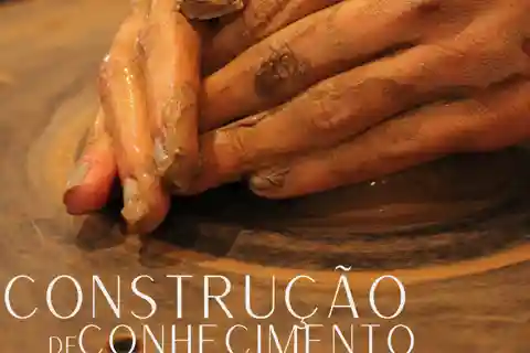 Aula de olaria com rodagem e construção manual