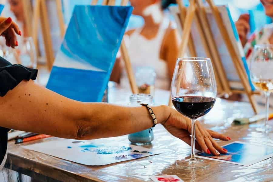 Boise: Mystery-Paint-&-Sip-Nacht in einer trendigen Brauerei. Foto: GetYourGuide