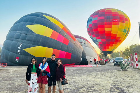 from MexicoCity:Balloon flight Over thepyramidsofTeotihuacanVuelo en globo aerostatico con traslado desde CDMX