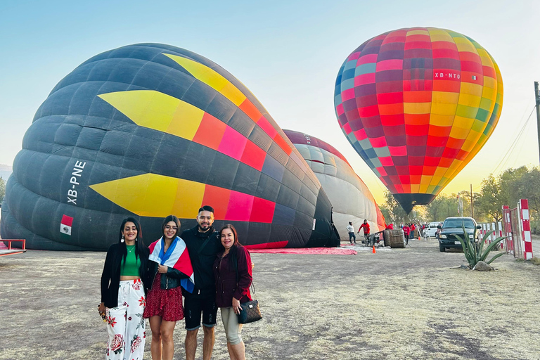 from MexicoCity:Balloon flight Over thepyramidsofTeotihuacanVuelo en globo aerostatico con traslado desde CDMX