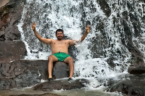 Excursión a la aldea Embera y a la selva tropical de las cataratas con almuerzo y servicio de recogidaRecogida en el Hotel Playa Bonita