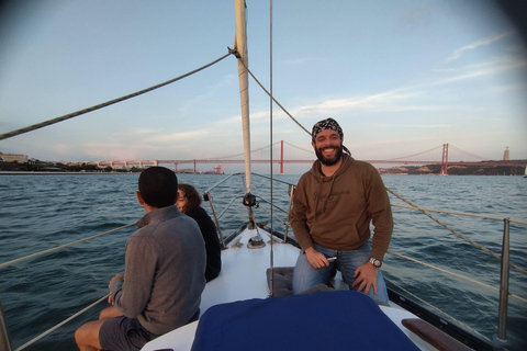 Ekskluzywny rejs o zachodzie słońca z lokalnym winem i portugalskimi przekąskamiPrywatna wycieczka dla grupy 2/3 godziny rejsem o zachodzie słońca z przekąskami i drinkiem po