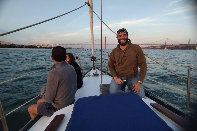 Ekskluzywny rejs o zachodzie słońca z lokalnym winem i portugalskimi przekąskamiPrywatna wycieczka dla grupy 2/3 godziny rejsem o zachodzie słońca z przekąskami i drinkiem po