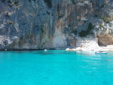 Dinghy excursion with Skipper in the Gulf of Orosei - Housity