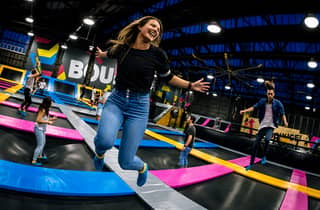 Bangkok: Bounce Trampolin-Park mit Anti-Rutsch-Socken im Emquartier