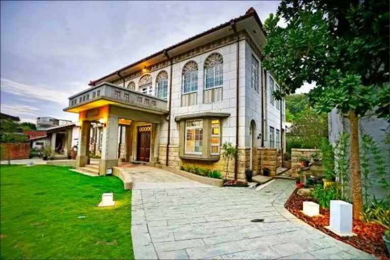 Trenes, tradiciones y aguas tranquilas: escapada a HsinchuRecorrido en un coche de 8 plazas