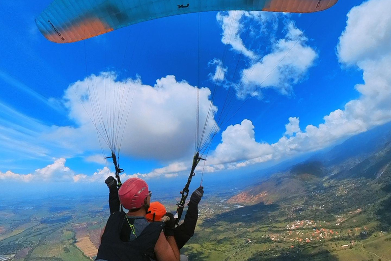 Paragliding Piedechinche, HD Video + Hacienda El Paraíso
