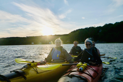 Wycieczka kajakiem morskim o zachodzie słońca w Quebec City z Mapple WineSpływ kajakowy o zachodzie słońca - spotkanie na wyspie Orleans