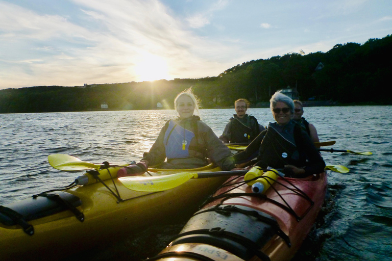 Wycieczka kajakiem morskim o zachodzie słońca w Quebec City z Mapple WineSpływ kajakowy o zachodzie słońca - spotkanie na wyspie Orleans