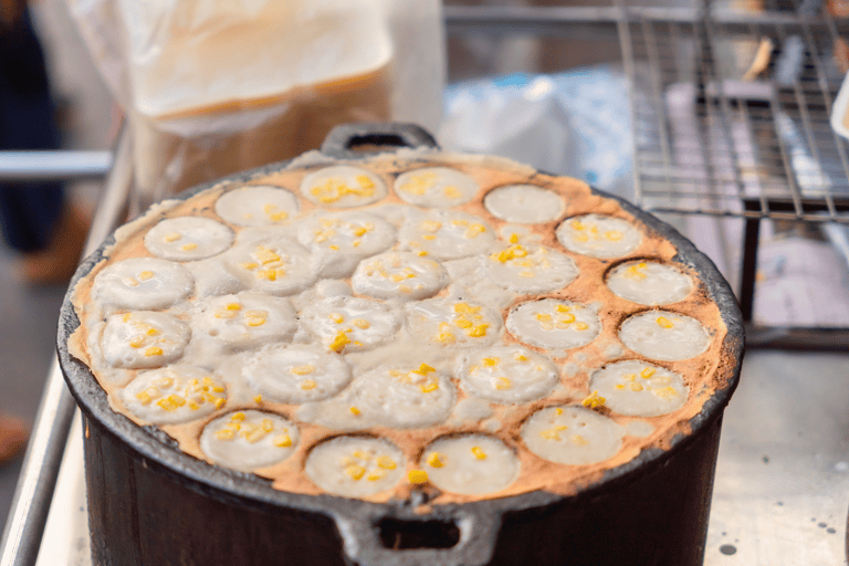 Chiang Mai: Evening Sightseeing and Local Food Guided Tour Group Tour