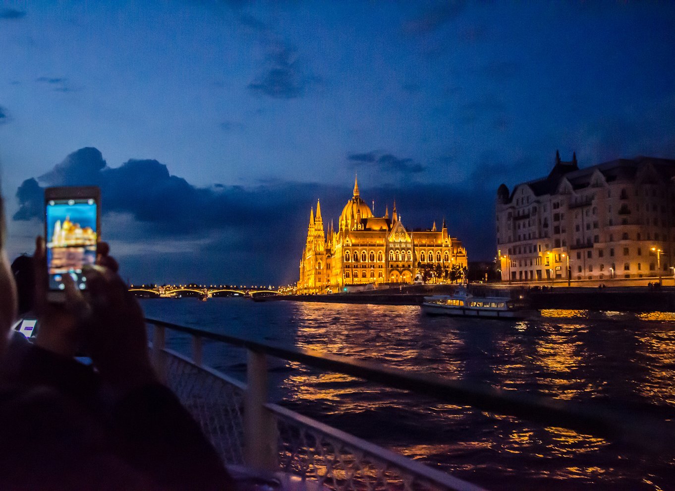 budapest evening or night sightseeing cruise & unlimited prosecco