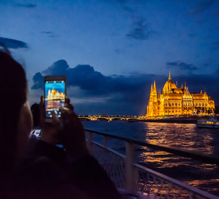 Budapest: Evening Sightseeing Cruise and Unlimited Prosecco