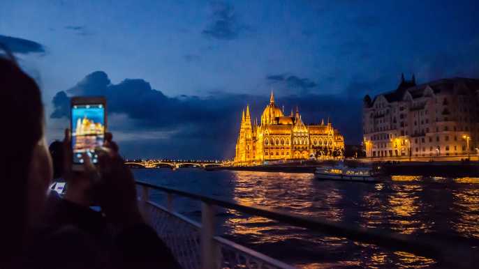 Budapest: Evening Sightseeing Cruise and Unlimited Prosecco