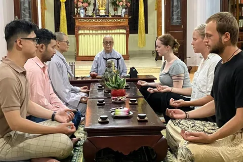Retiro en Hue: Té y Meditación con Comida Vegetariana