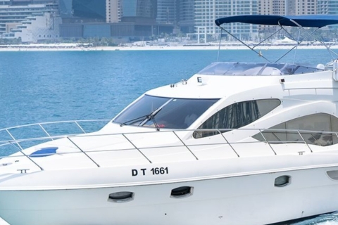 Jacht Dubai Marina MajestyDubaj: Prywatna wycieczka jachtem z napojami bezalkoholowymi