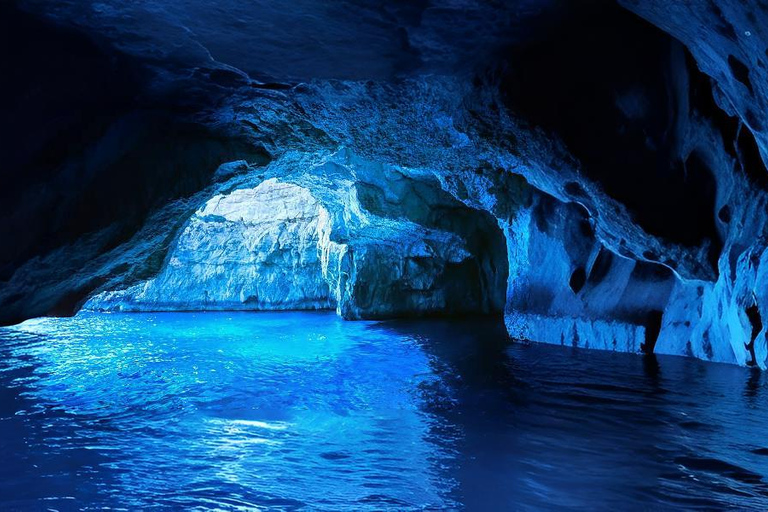 Kotor: excursión en lancha motora con visita a la Cueva Azul y la bahía de BokaKotor: excursión privada en lancha rápida con visita a la Cueva Azul y la bahía de Boka