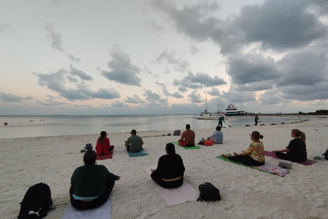 Cancún: Yoga les aan het strand met begeleide meditatie