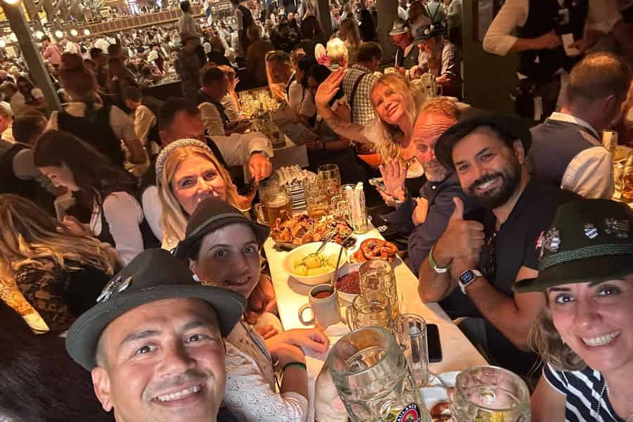 Oktoberfest München: Tischreservierung für Mittag-/Abendessen im großen Bierzelt. Foto: GetYourGuide