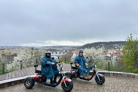 Tour del monastero e del punto panoramico di Praga in trike elettrico1,5 ore: 2 persone su 1 Trike