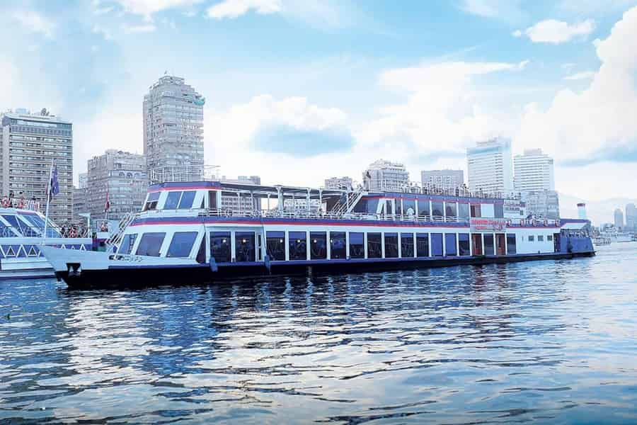 Kairo: Romantische Dinner-Bootsfahrt auf dem Nil mit Live-Unterhaltung. Foto: GetYourGuide