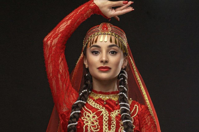 Baku: Old City Photo Tour with Traditional Outfits