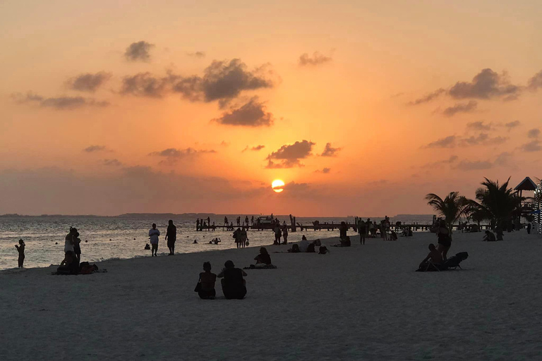 Żeglowanie o zachodzie słońca na Isla Mujeres z transferem do Cancún"Żeglowanie o zachodzie słońca do Isla Mujeres z transferem do Cancún"