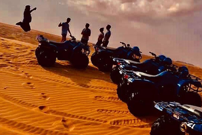 Teilen: Wüstensafari mit Dune Bashing und Kamelritt