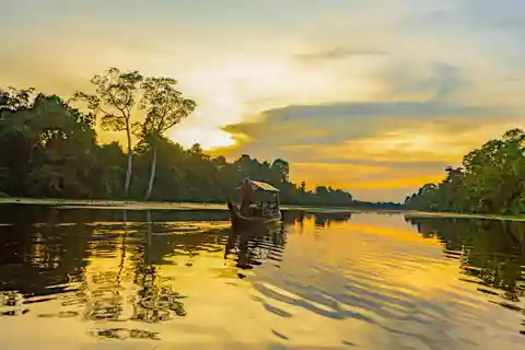 Crepúsculo em Angkor e aventura de barco com Vespa