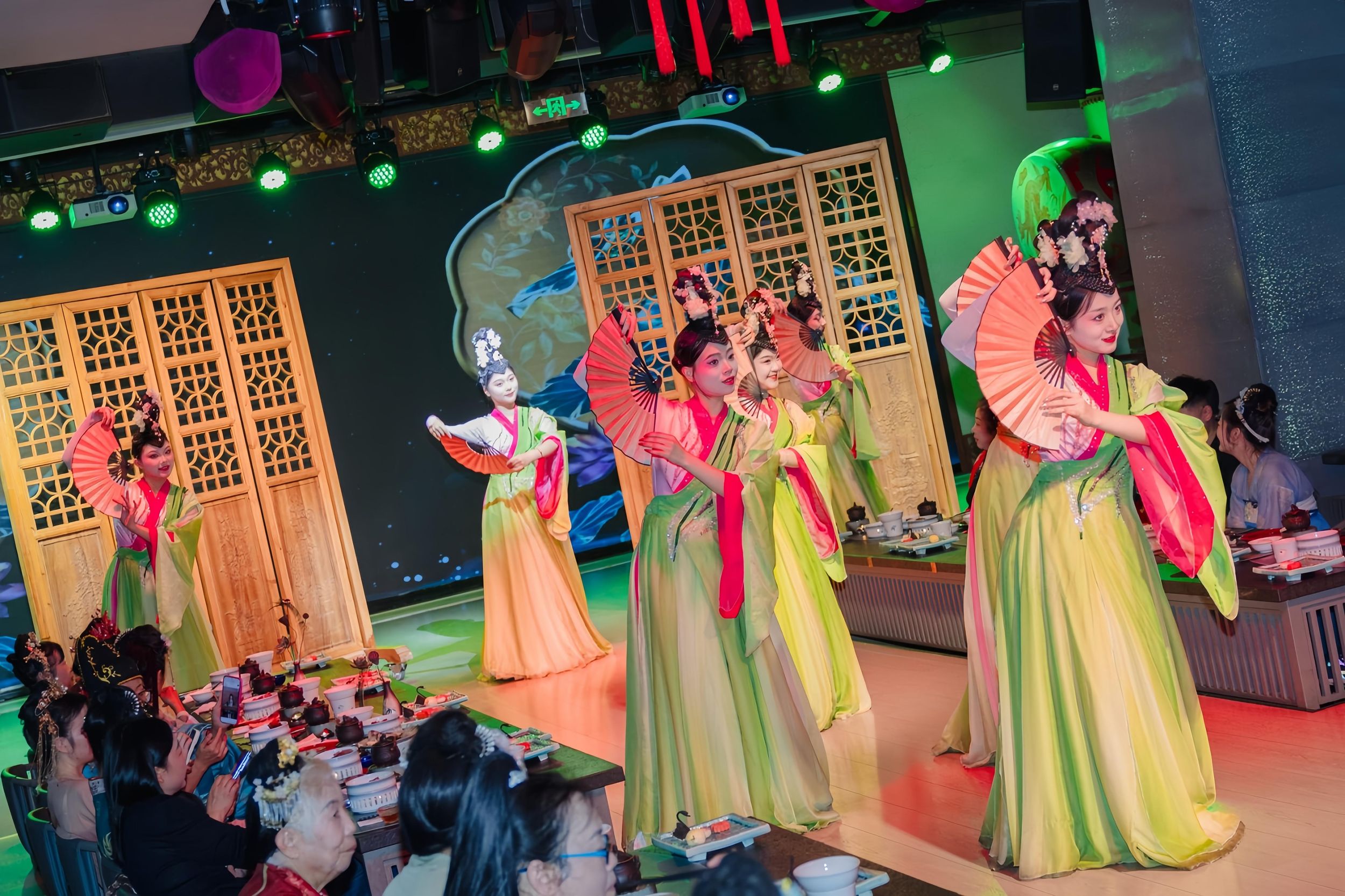 Suzhou: Jiangnan-Garten-Speiseerlebnis mit Pingtan-Show