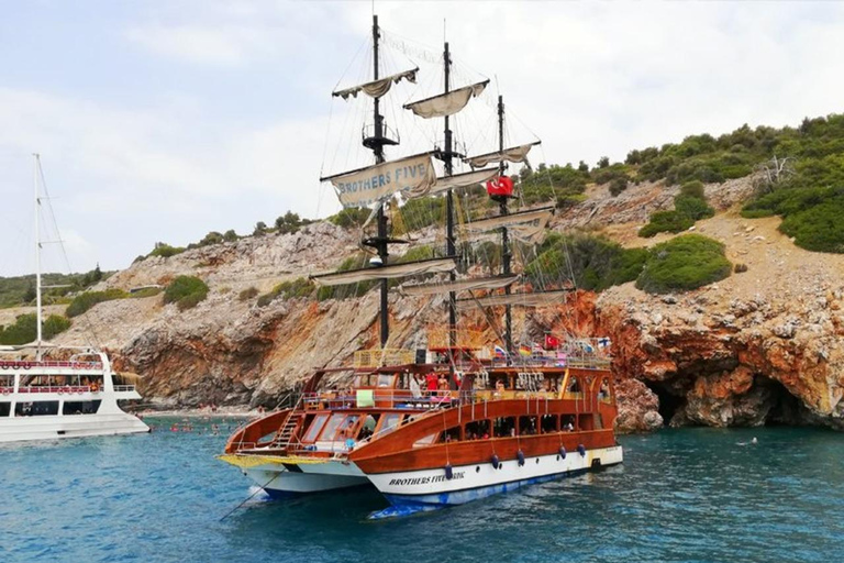 Alanya : tour en bateau en catamaran avec plongée en apnée et déjeuner barbecueCircuit avec possibilité de prise en charge et retour à l&#039;hôtel