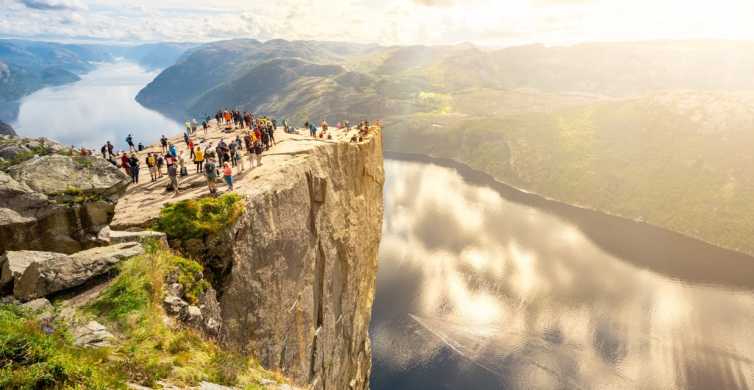 Ze Stavanger: Wędrówka z przewodnikiem po skale Pulpit Rock z odbiorem