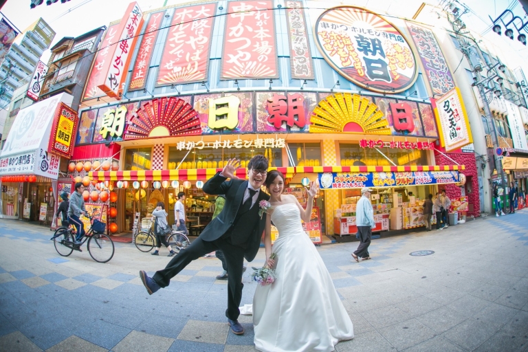 Séance photo privée pour les couples dans un lieu emblématique d'Osaka2 sites (Dotonbori et Shinsekai)