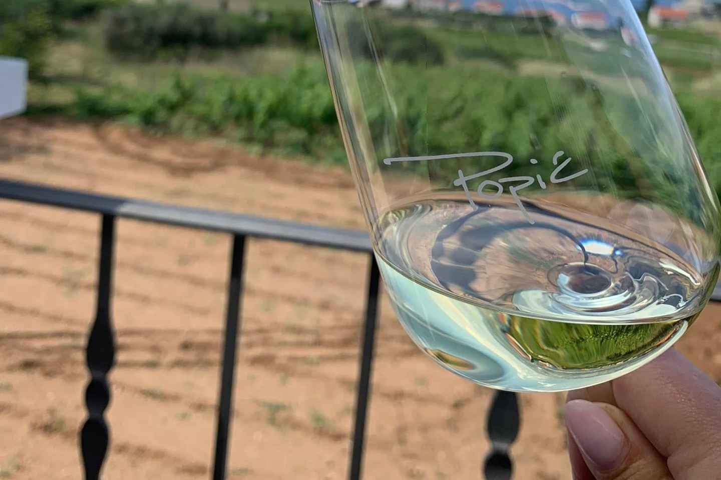 私享之旅：探索科尔丘拉的杜松子酒、蜂蜜与美酒