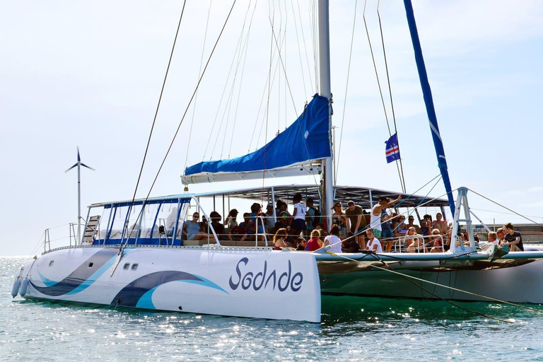 Rejs katamaranem na wyspę Sal z napojami i przekąskami wliczonymi w cenę